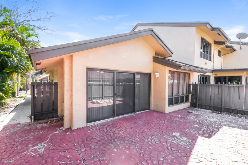 0/Mo, 8741 Cleary Blvd Plantation, FL 33324 Rear View