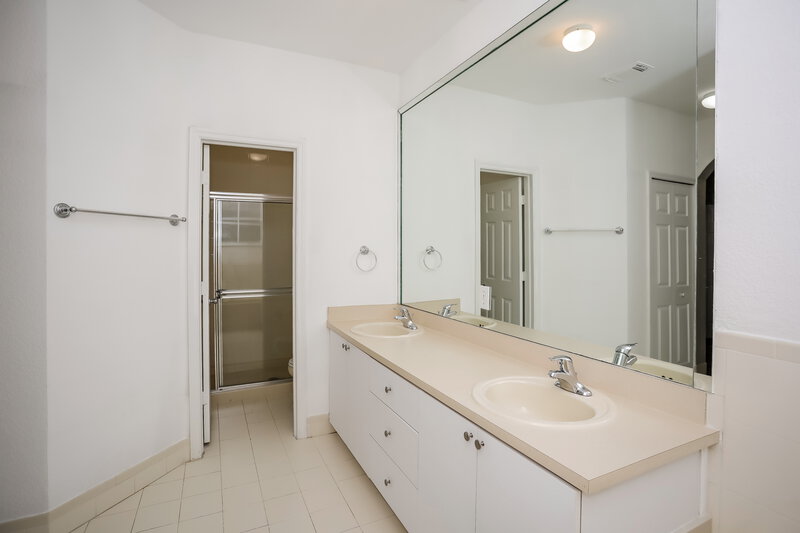 3,165/Mo, 24024 SW 107th Ct Homestead, FL 33032 Main Bathroom View