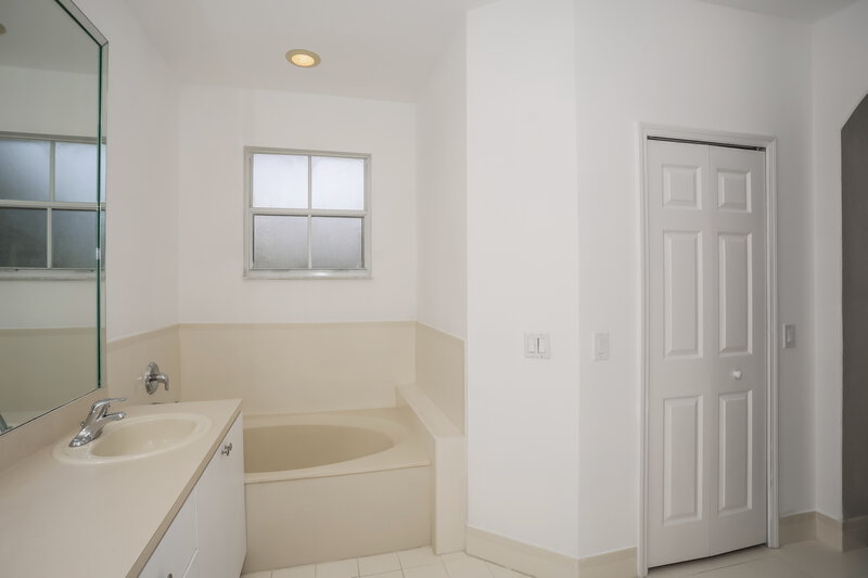 3,165/Mo, 24024 SW 107th Ct Homestead, FL 33032 Bathroom View