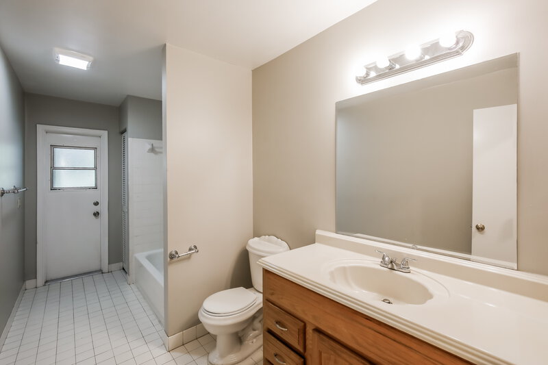 0/Mo, 21074 Shady Vista Ln Boca Raton, FL 33428 Main Bathroom View
