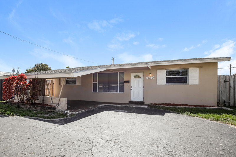 3,280/Mo, 6780 Pershing St Hollywood, FL 33024 External View