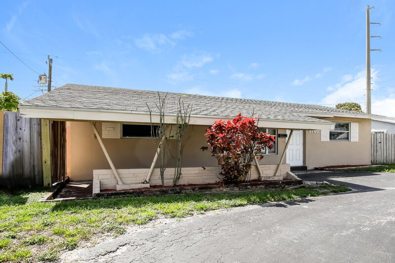 3,280/Mo, 6780 Pershing St Hollywood, FL 33024 Front View
