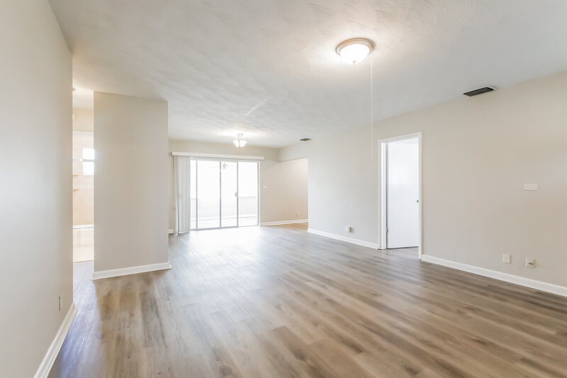 3,280/Mo, 6780 Pershing St Hollywood, FL 33024 Living Room View 2