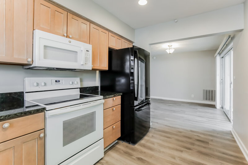3,280/Mo, 6780 Pershing St Hollywood, FL 33024 Kitchen View