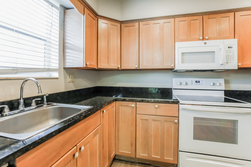3,280/Mo, 6780 Pershing St Hollywood, FL 33024 Kitchen View 2