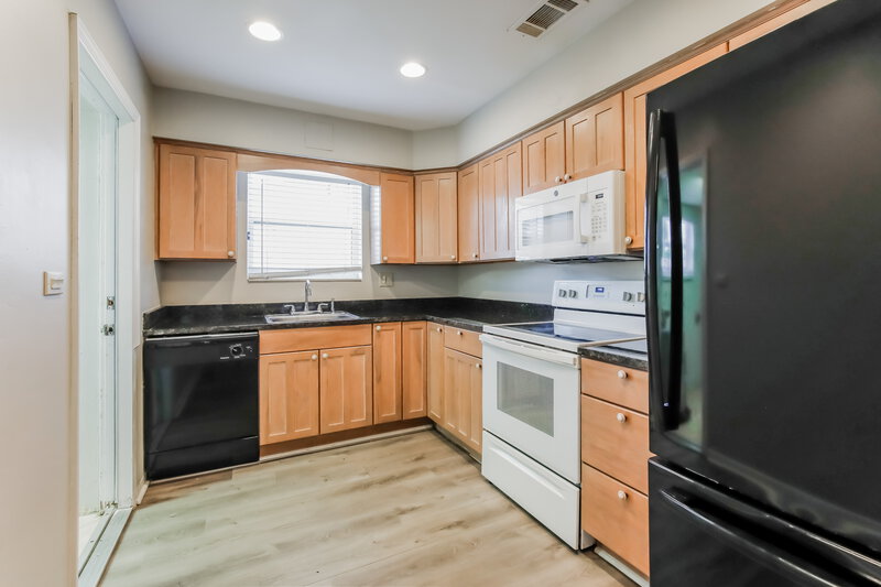 3,280/Mo, 6780 Pershing St Hollywood, FL 33024 Kitchen View 3