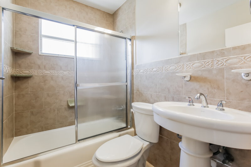 3,280/Mo, 6780 Pershing St Hollywood, FL 33024 Bathroom View