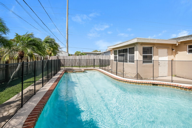 3,280/Mo, 6780 Pershing St Hollywood, FL 33024 Rear View