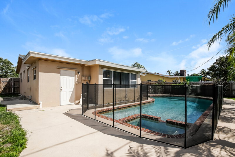 3,280/Mo, 6780 Pershing St Hollywood, FL 33024 Rear View 2