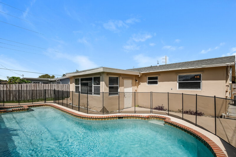 3,280/Mo, 6780 Pershing St Hollywood, FL 33024 Rear View 3