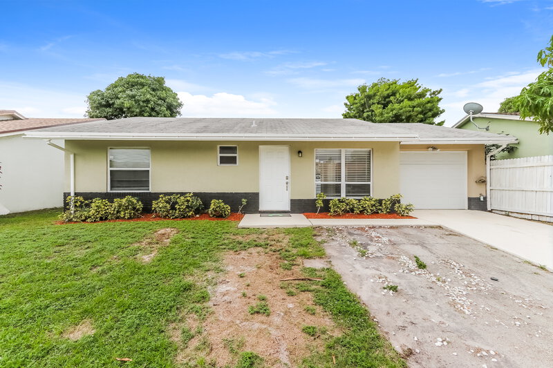 2,420/Mo, 6088 Oak Royal Dr Lake Worth, FL 33463 External View