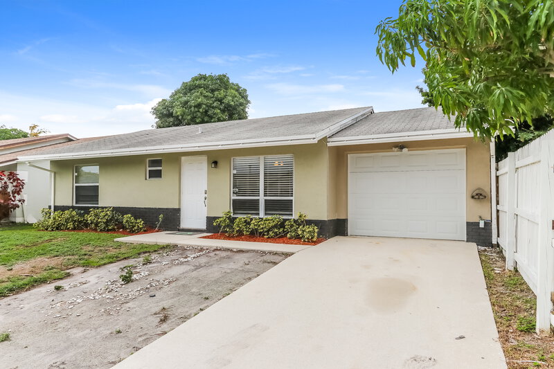 2,420/Mo, 6088 Oak Royal Dr Lake Worth, FL 33463 Front View