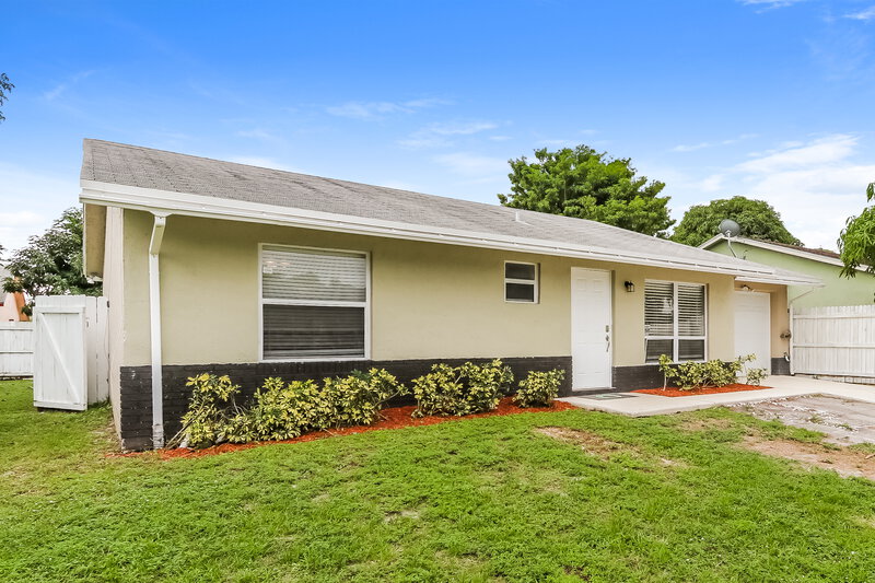 2,420/Mo, 6088 Oak Royal Dr Lake Worth, FL 33463 Front View 2
