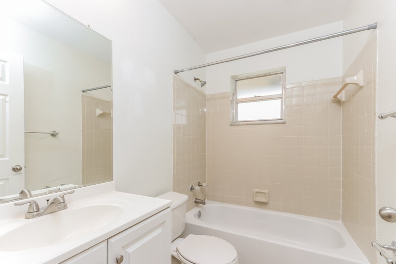 2,420/Mo, 6088 Oak Royal Dr Lake Worth, FL 33463 Main Bathroom View