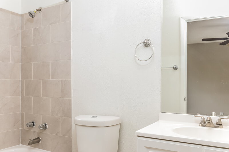 2,420/Mo, 6088 Oak Royal Dr Lake Worth, FL 33463 Bathroom View 2