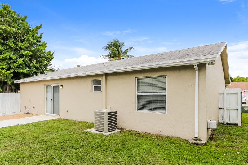 2,420/Mo, 6088 Oak Royal Dr Lake Worth, FL 33463 Rear View
