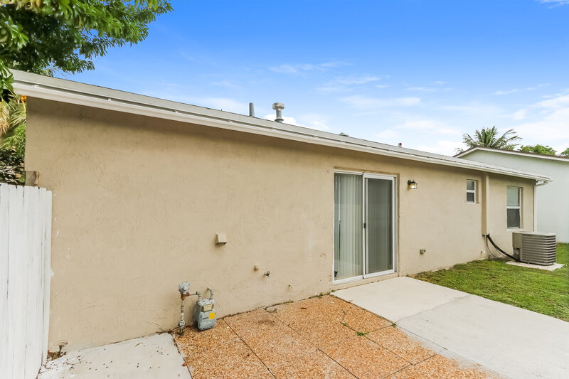 2,420/Mo, 6088 Oak Royal Dr Lake Worth, FL 33463 Rear View 2