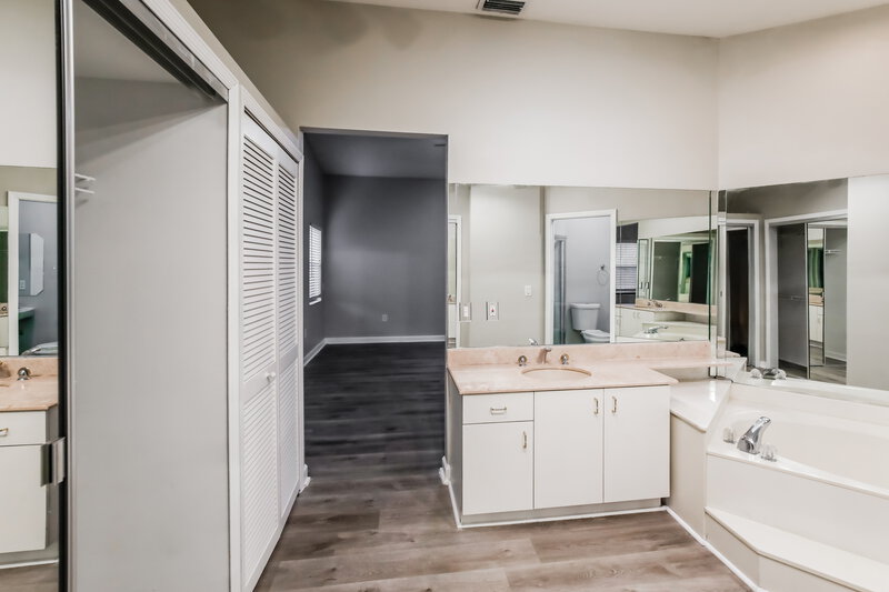 3,625/Mo, 14971 SW 46th Ter Miami, FL 33185 Main Bathroom View