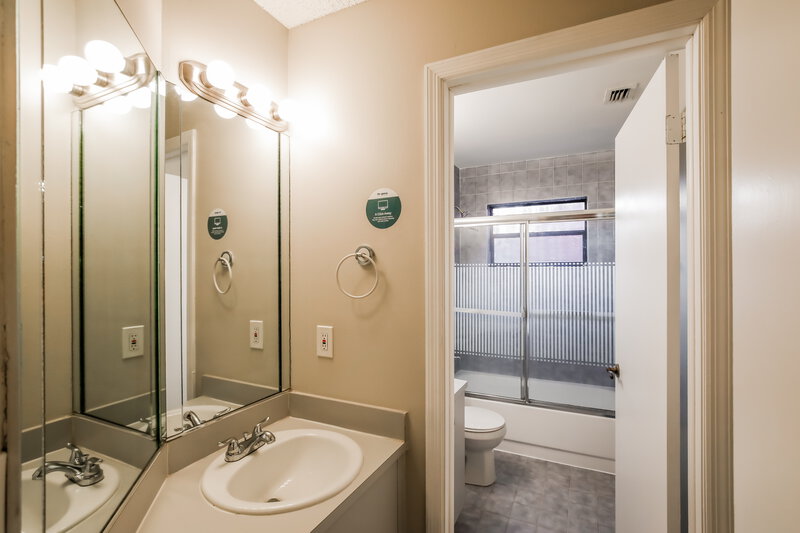 3,625/Mo, 14971 SW 46th Ter Miami, FL 33185 Bathroom View