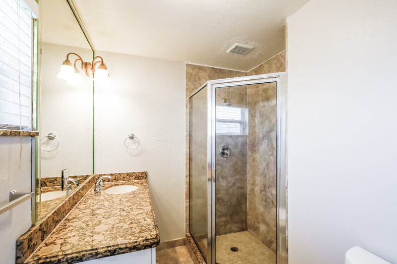 2,905/Mo, 3597 NW 37th Ave Lauderdale Lakes, FL 33309 Main Bathroom View