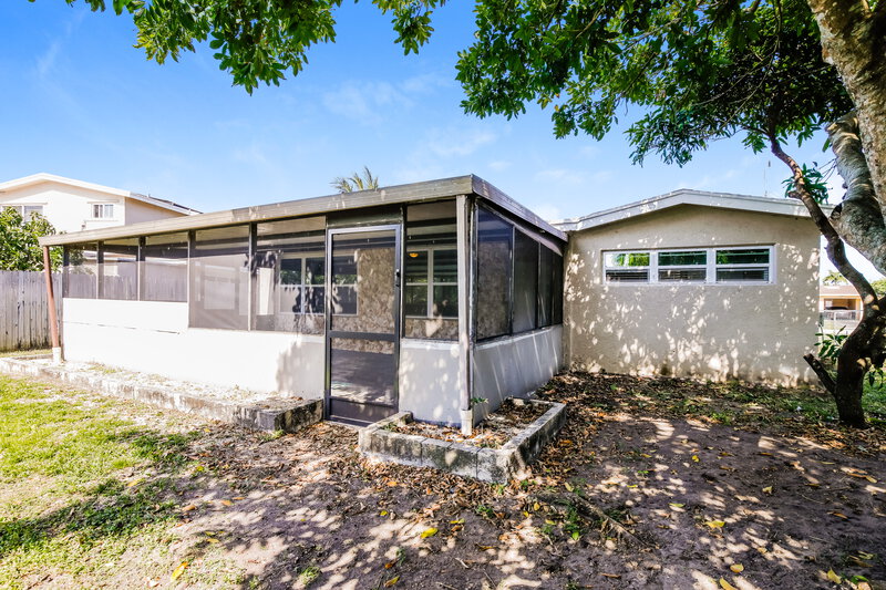 2,905/Mo, 3597 NW 37th Ave Lauderdale Lakes, FL 33309 Rear View