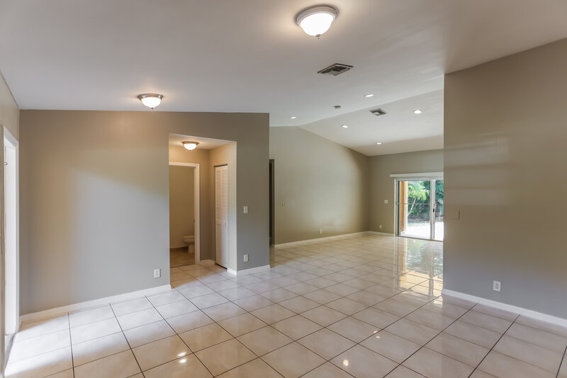 4,830/Mo, 11920 NW 24th St Plantation, FL 33323 Family Room View