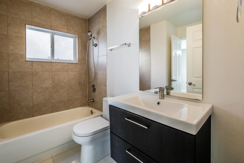 3,520/Mo, 19711 Cutler Ct Cutler Bay, FL 33189 Main Bathroom View 2
