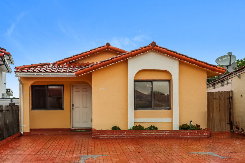 2,850/Mo, 2555 W 65th St Hialeah, FL 33016 External View