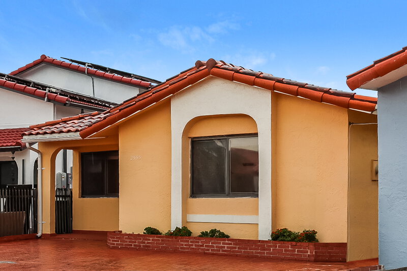 2,850/Mo, 2555 W 65th St Hialeah, FL 33016 Front View