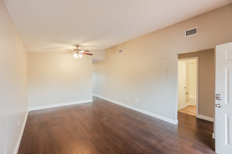 2,850/Mo, 2555 W 65th St Hialeah, FL 33016 Living Room View