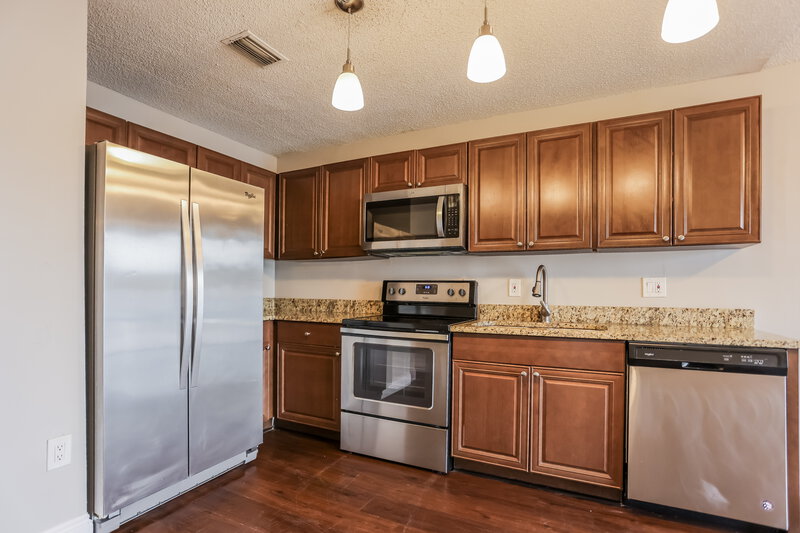 2,850/Mo, 2555 W 65th St Hialeah, FL 33016 Kitchen View