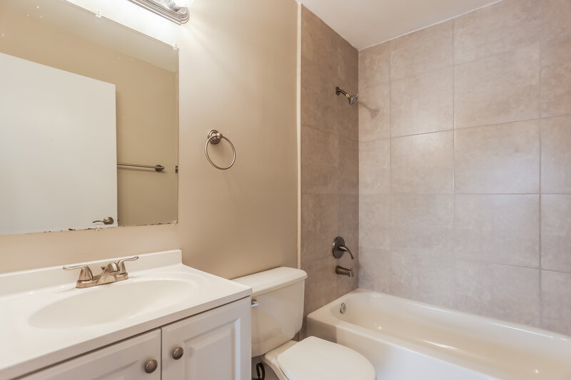 2,850/Mo, 2555 W 65th St Hialeah, FL 33016 Main Bathroom View