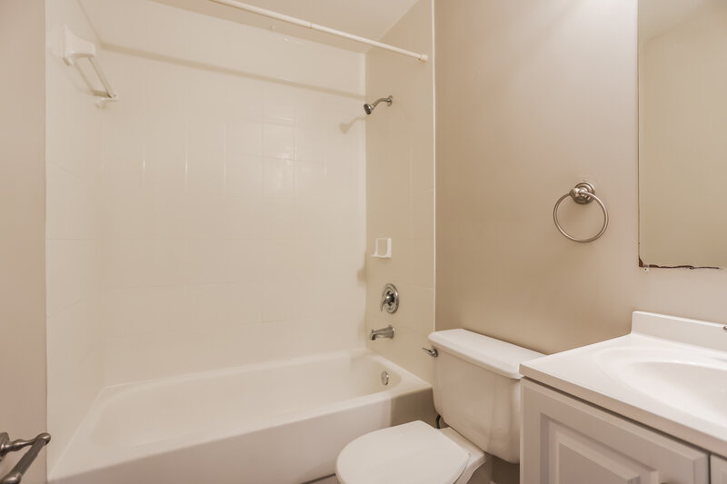 2,850/Mo, 2555 W 65th St Hialeah, FL 33016 Bathroom View