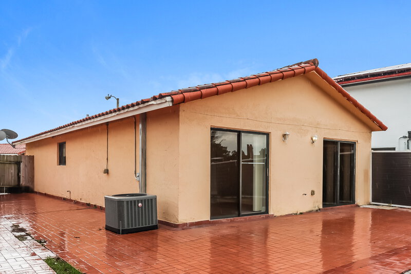 2,850/Mo, 2555 W 65th St Hialeah, FL 33016 Rear View