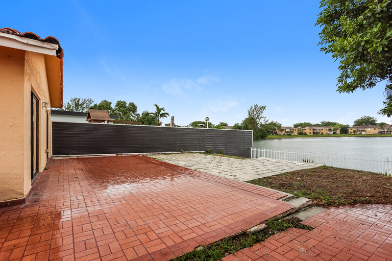 2,850/Mo, 2555 W 65th St Hialeah, FL 33016 Rear View 2