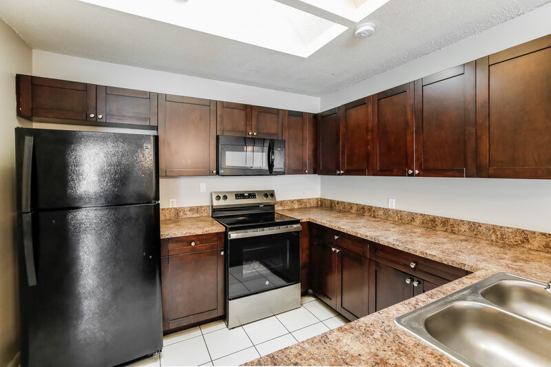 1,755/Mo, 5350 Elmhurst Rd Apt B West Palm Beach, FL 33417 Kitchen View
