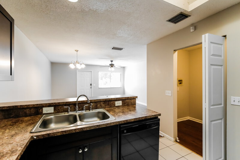 1,755/Mo, 5350 Elmhurst Rd Apt B West Palm Beach, FL 33417 Kitchen View 2