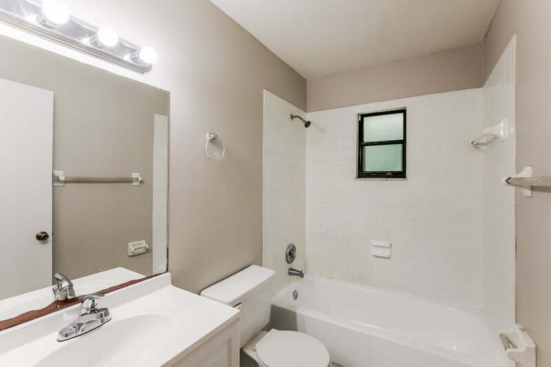 1,755/Mo, 5350 Elmhurst Rd Apt B West Palm Beach, FL 33417 Bathroom View