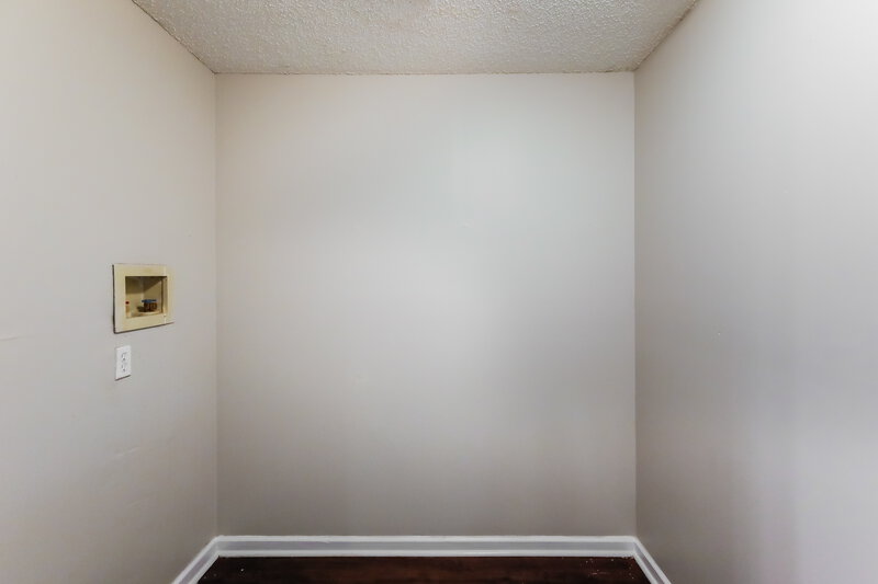 1,755/Mo, 5350 Elmhurst Rd Apt B West Palm Beach, FL 33417 Laundry Room View