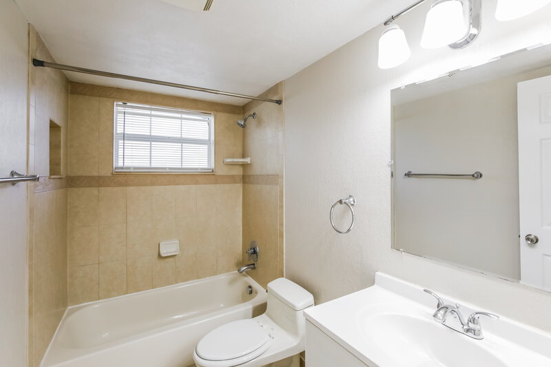 3,155/Mo, 3291 NW 65th St Fort Lauderdale, FL 33309 Bathroom View