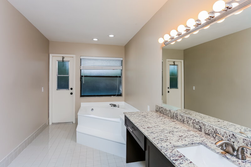 4,045/Mo, 4430 NW 65th Ter Lauderhill, FL 33319 Main Bathroom View