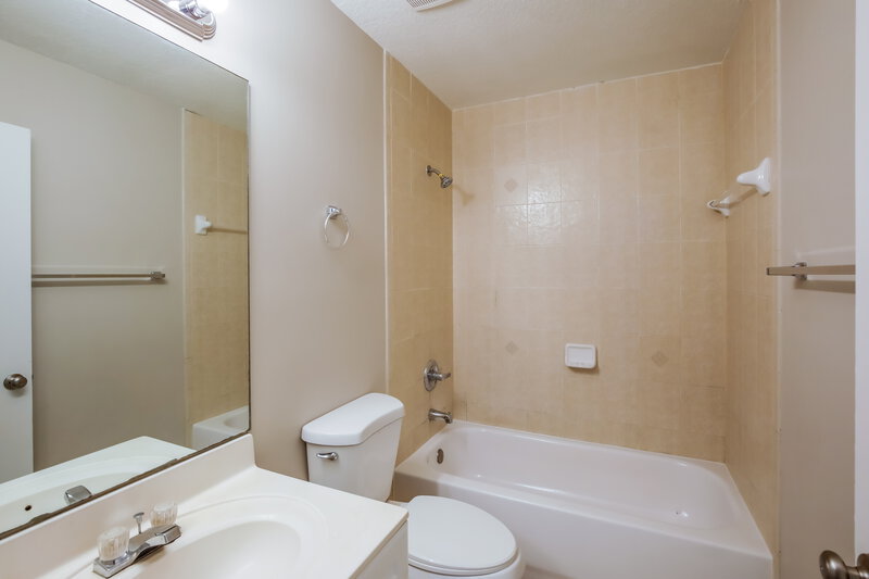 2,180/Mo, 1547 SE 31st Ct Homestead, FL 33035 Main Bathroom View