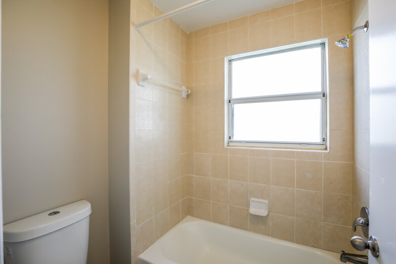 2,180/Mo, 1547 SE 31st Ct Homestead, FL 33035 Bathroom View
