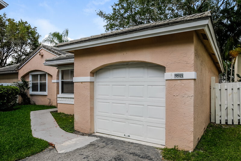 2,685/Mo, 9845 NW 9th Ct Plantation, FL 33324 Front View