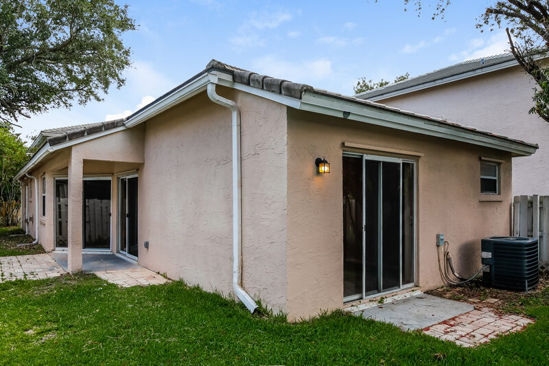 2,685/Mo, 9845 NW 9th Ct Plantation, FL 33324 Rear View