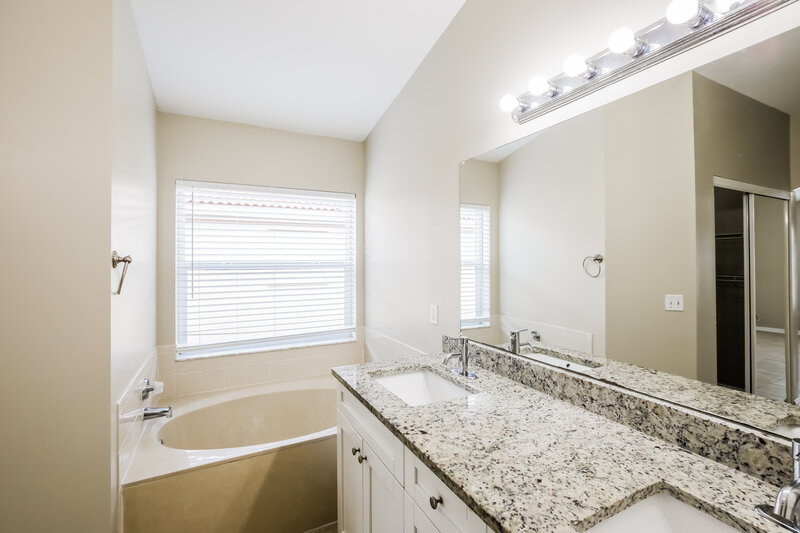 3,425/Mo, 16561 NW 9th St Pembroke Pines, FL 33028 Main Bathroom View 2