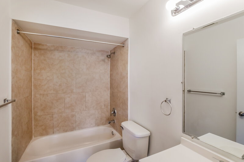 2,500/Mo, 21563 Sw 87Th Ct Miami, FL 33189 Main Bathroom View