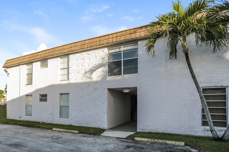 1,940/Mo, 10395 N Kendall Dr #V6 Miami, FL 33176 External View