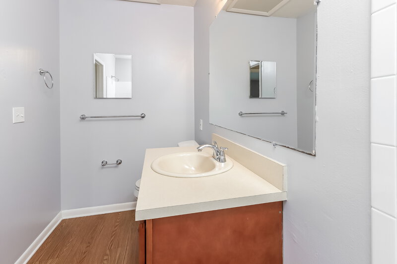 1,700/Mo, 815 W Boynton Beach Blvd 8-203 Boynton Beach, FL 33426 Bathroom View 2