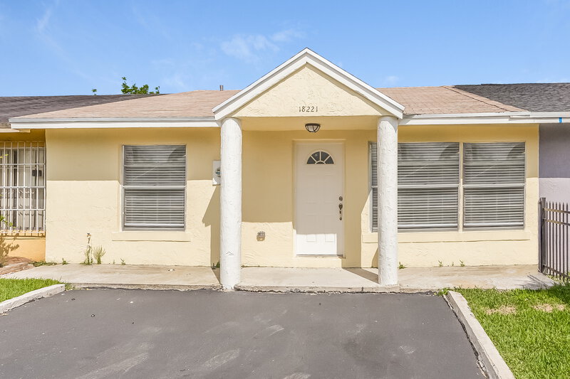 2,450/Mo, 18221 Nw 40Th Ct Miami Gardens, FL 33055 External View